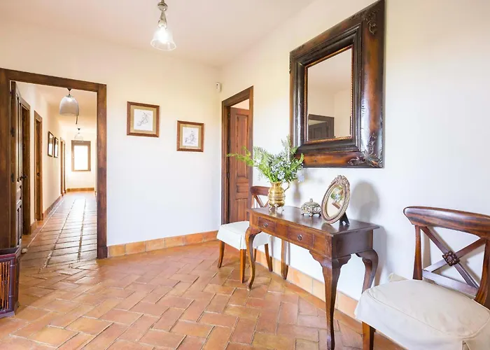 Amazing home in Morón de la Frontera w/ WiFi, Outdoor swimming pool&5 Bedrooms