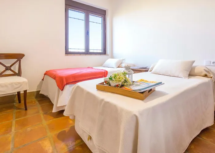 Amazing home in Morón de la Frontera w/ WiFi, Outdoor swimming pool&5 Bedrooms